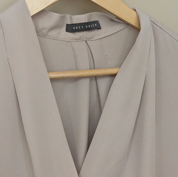 Suzy Shier Women's Cream Blouse Size Medium - Picture 2 of 2